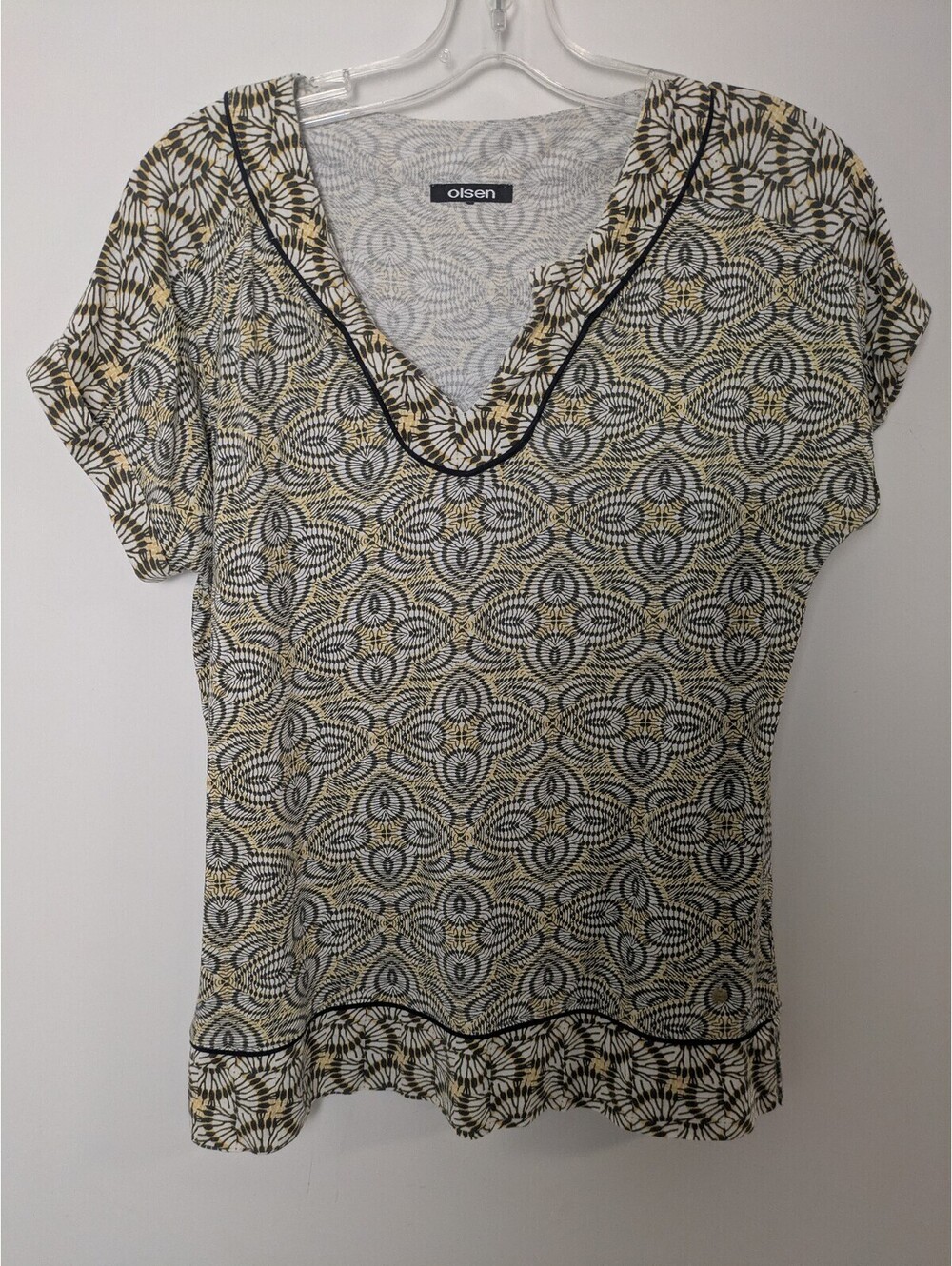 Olsen Geometric Printed V-Neck Top – Size US Small Short Sleeve Blouse